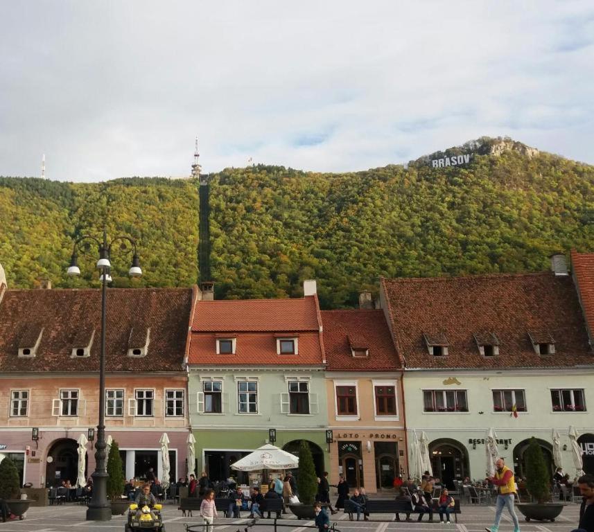 4 Rooms Piata Sfatului Brașov Exterior foto