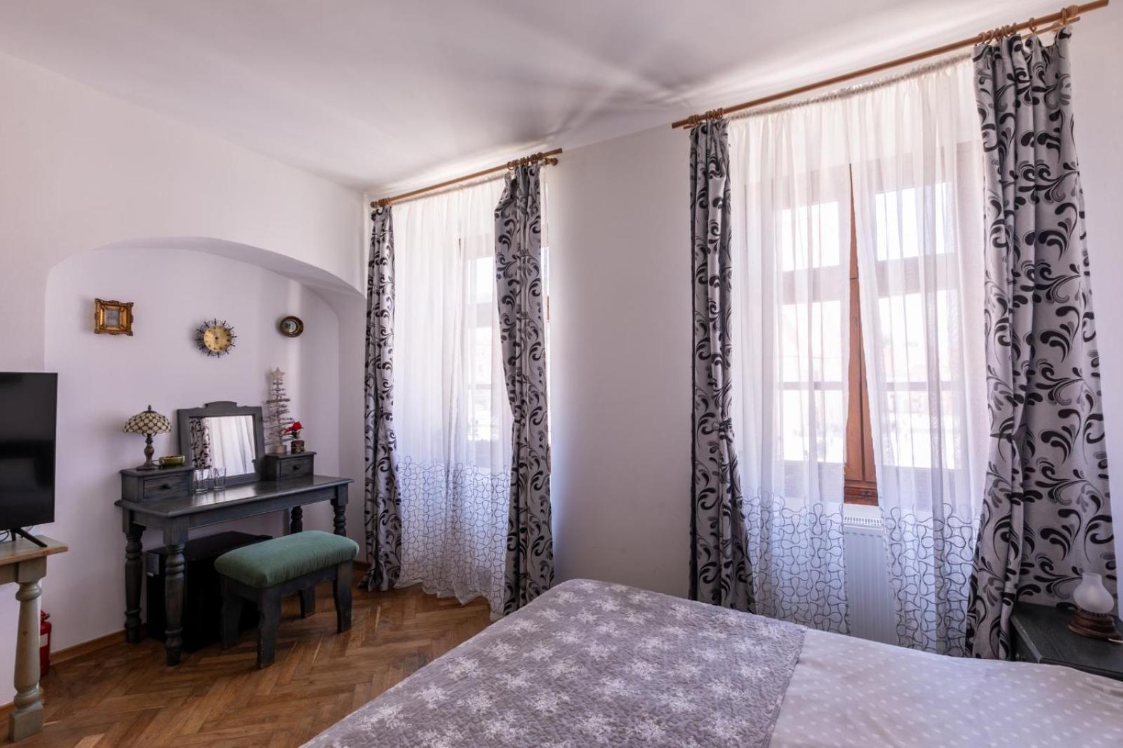 4 Rooms Piata Sfatului Brașov Exterior foto